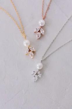Elegante Braut Halskette mit Kristallen und Perle - Simply Delightful