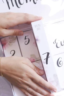 Hochzeits-Countdown-Kalender™ mit Silber-Armband und Strumpfband