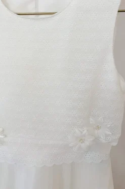 Kommunionkleid mit Glitzer und Blütenverzierung